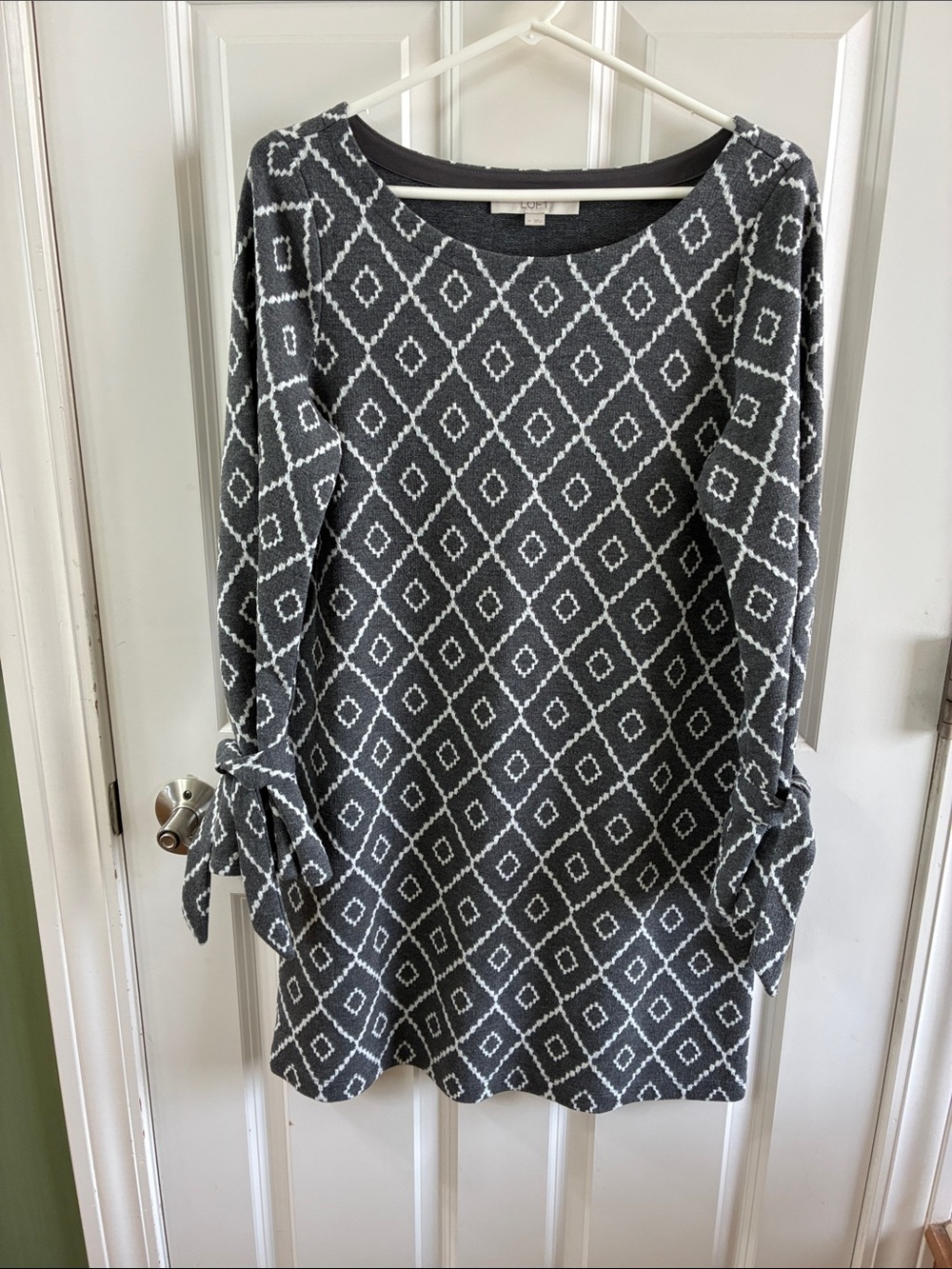 LOFT Gray & White Diamond-Pattern Tie-Sleeve Dress Size M